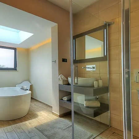 Onyx For 12 People Near Porec With 65 Private Pool And Jacuzzi Vila Višnjan