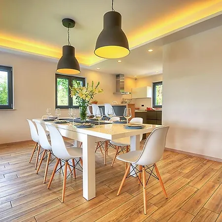 Onyx For 12 People Near Porec With 65 Private Pool And Jacuzzi Vila *
