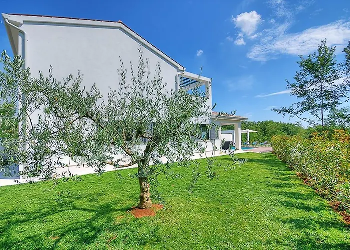 Villa Onyx For 12 People Near Porec With 65 Private Pool And Jacuzzi